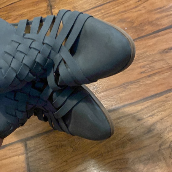 Universal Thread Women's Gray Strappy Heeled Sandals size 8.5W - Picture 11 of 11